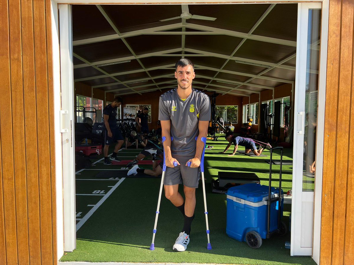 UDLP_Oficial's tweet photo. 👋🏽 ¡Buenas noches, afición! 

#LasPalmasEsDePrimera
#LaUniónHaceLasPalmas 💛💙 @FabioGlez6 https://t.co/UpAVV8AAcr