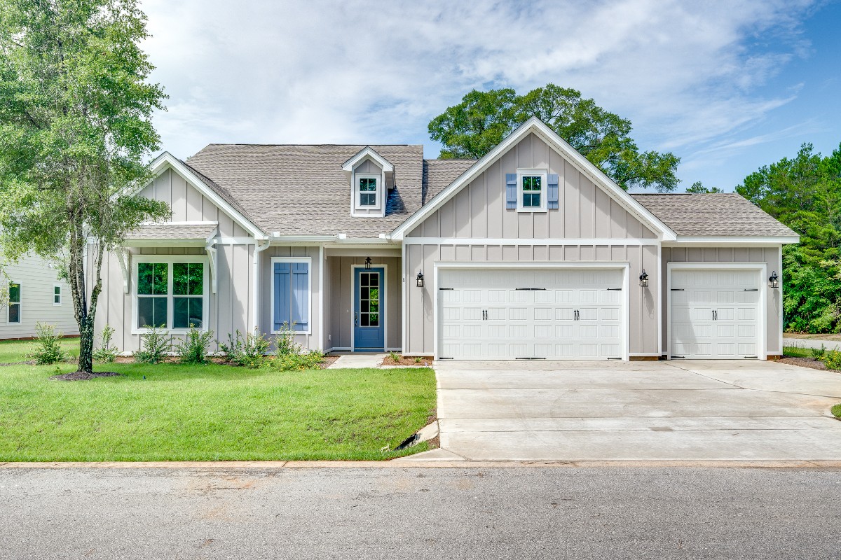 TratonHomes's tweet image. Discover one-level living at its finest with our Largo plan at Magnolia Bay Estates in Freeport, FL this #MoveInMonday! Enjoy 4BR, 3BA, a 3-car garage and a bright, open kitchen. Relax or entertain on the covered back porch. Learn more: tratonhomes.com/communities/ma…