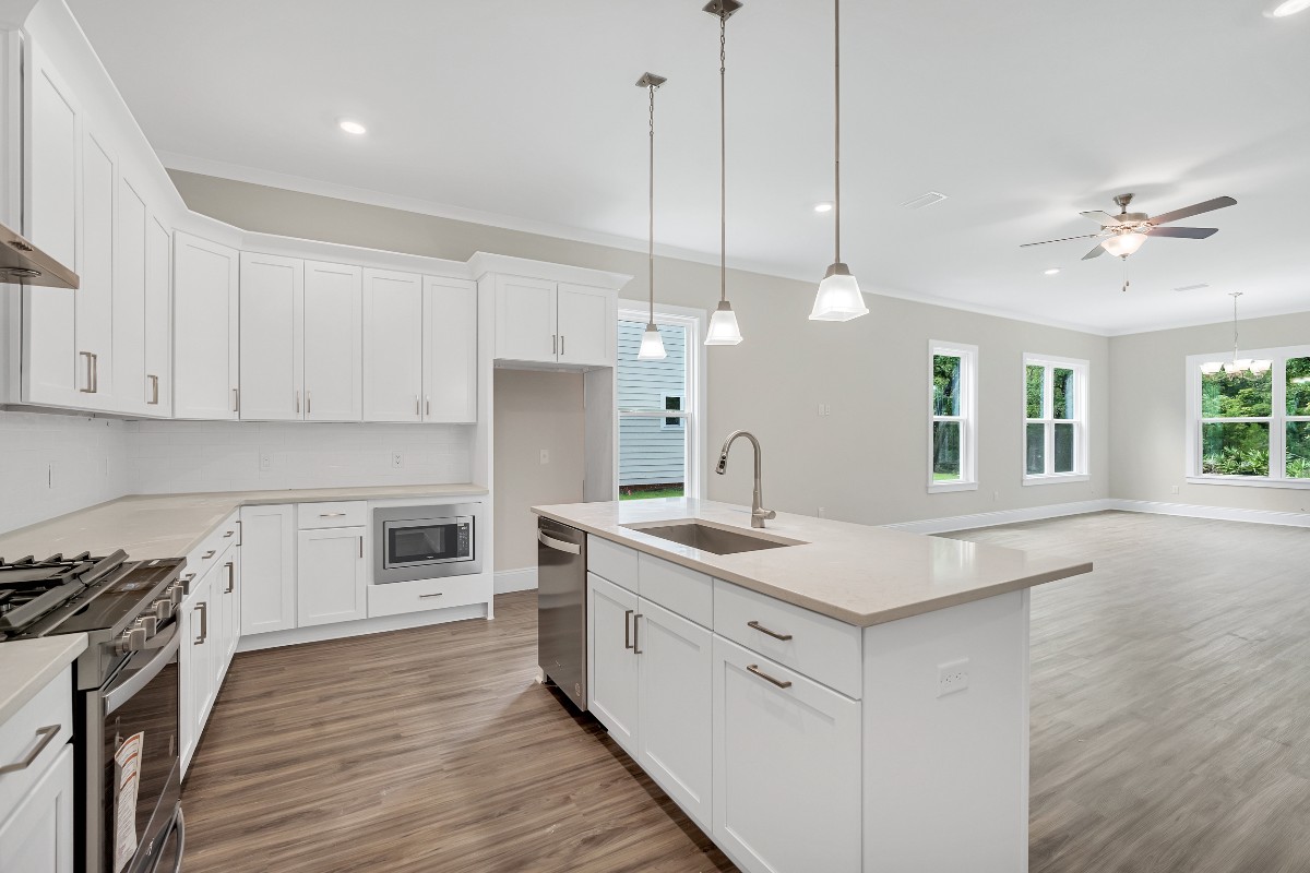 TratonHomes's tweet image. Discover one-level living at its finest with our Largo plan at Magnolia Bay Estates in Freeport, FL this #MoveInMonday! Enjoy 4BR, 3BA, a 3-car garage and a bright, open kitchen. Relax or entertain on the covered back porch. Learn more: tratonhomes.com/communities/ma…