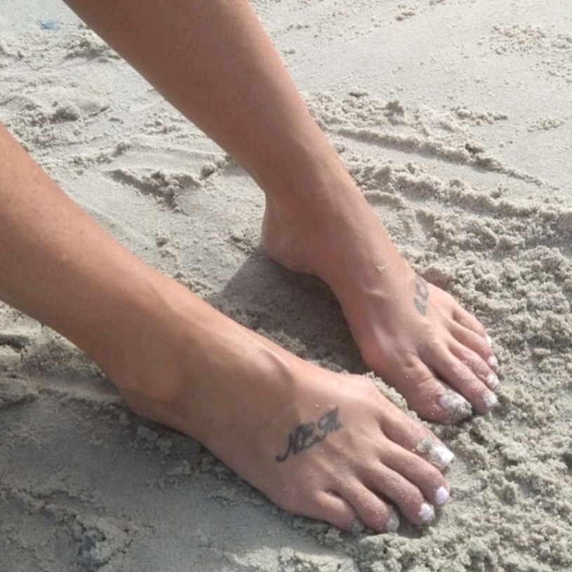 SummersOFxoxo's tweet photo. I love the feeling of the sand in between my toes !!! Wanna wash the sand off for me?! https://t.co/XsjbDJb7MG