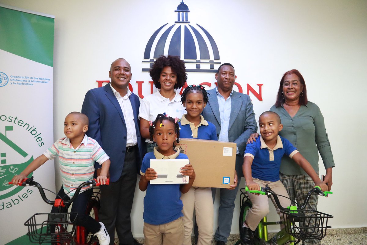 R17montePlata's tweet photo. La Dirección Regional de Educación y la @faord, entregan premios a los estudiantes ganadores del concurso Escuelas Sostenibles.
Felicidades para ellos, sus familias, docentes y centros educativos.

@EducacionRDo 
@luisabinader 
@RaquelPenaVice https://t.co/4HwS7uxQCn