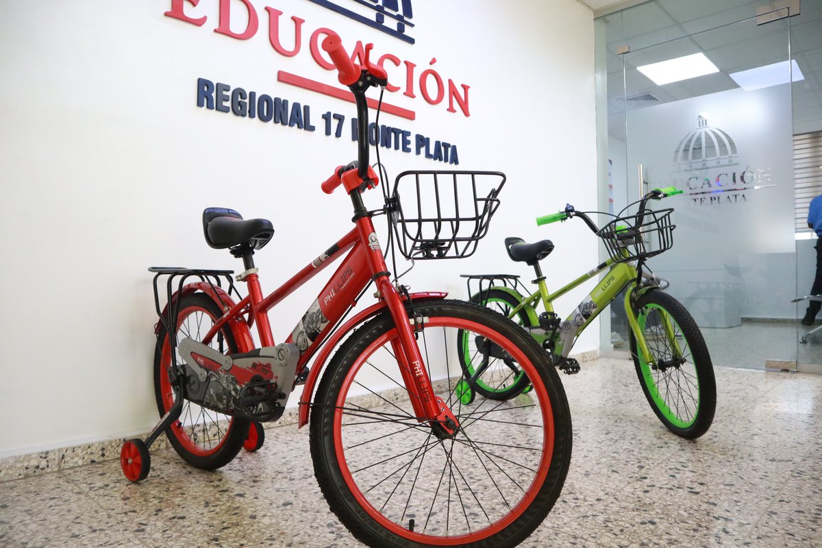 R17montePlata's tweet photo. La Dirección Regional de Educación y la @faord, entregan premios a los estudiantes ganadores del concurso Escuelas Sostenibles.
Felicidades para ellos, sus familias, docentes y centros educativos.

@EducacionRDo 
@luisabinader 
@RaquelPenaVice https://t.co/4HwS7uxQCn