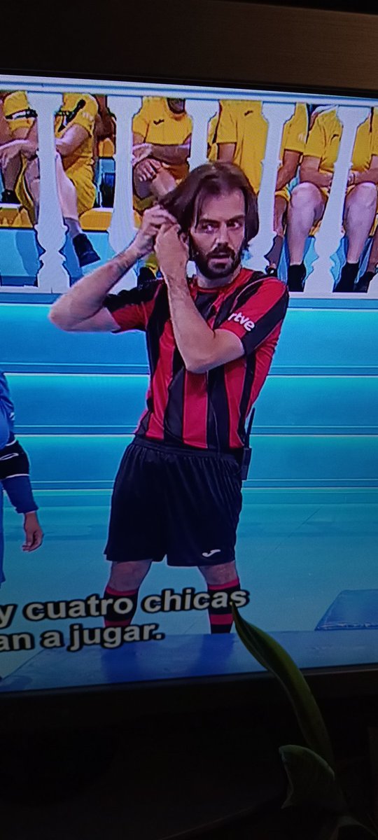 TNHouse_'s tweet photo. ¿Porqué está Pirlo arbitrando una prueba del Grand Prix?

#GrandPrixTVE https://t.co/FR5ZMx3BTJ