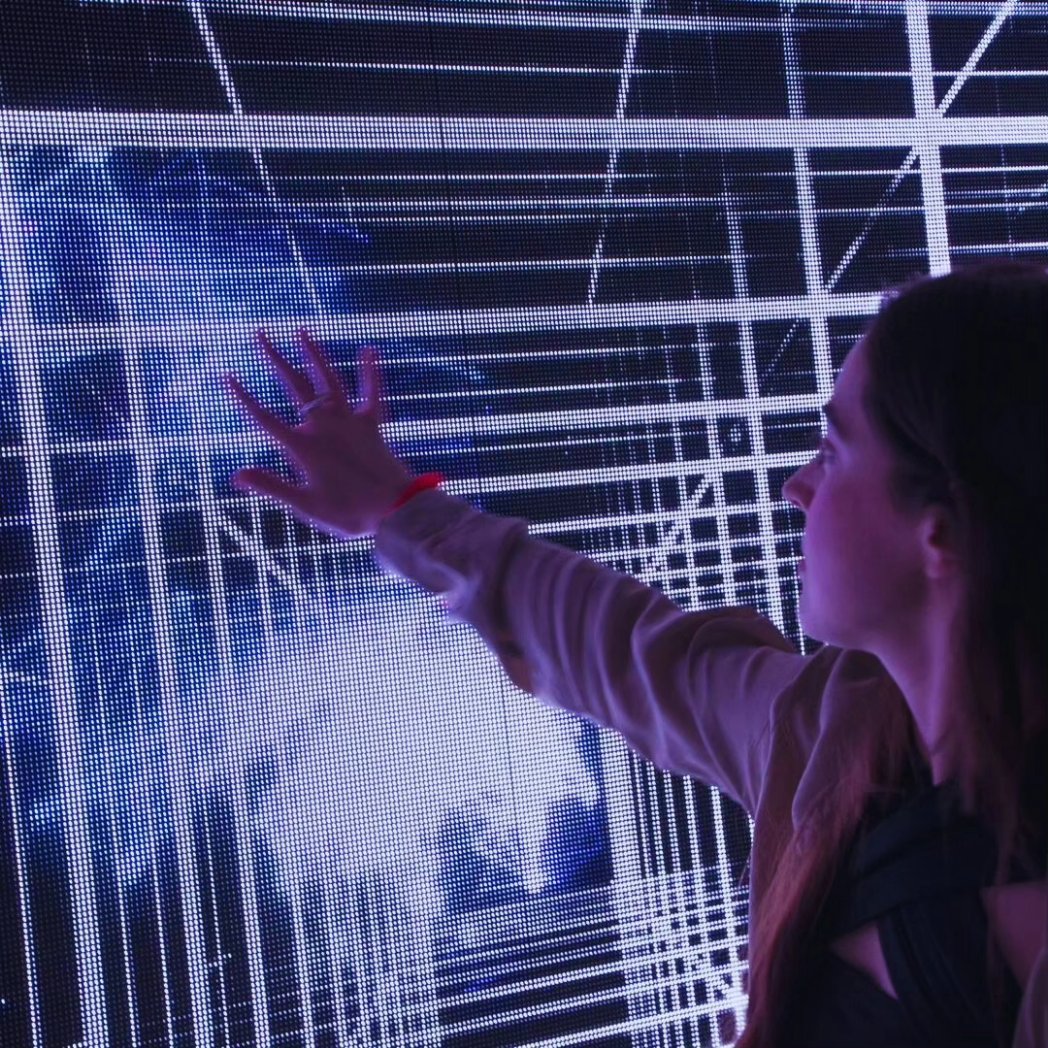 INTUS_TV's tweet image. Fotos cortesía de @hmselfieexperience, @valentinazertuche y @matching.melania. 📸

#INTUS #InteractiveDesign #AudiovisualExperience #ImmersiveExperience #InteractiveExperience #MultisensorialExperience #Art #ContemporaryArt #DataArt #DigitalArt #ImmersiveArt #InteractiveArt