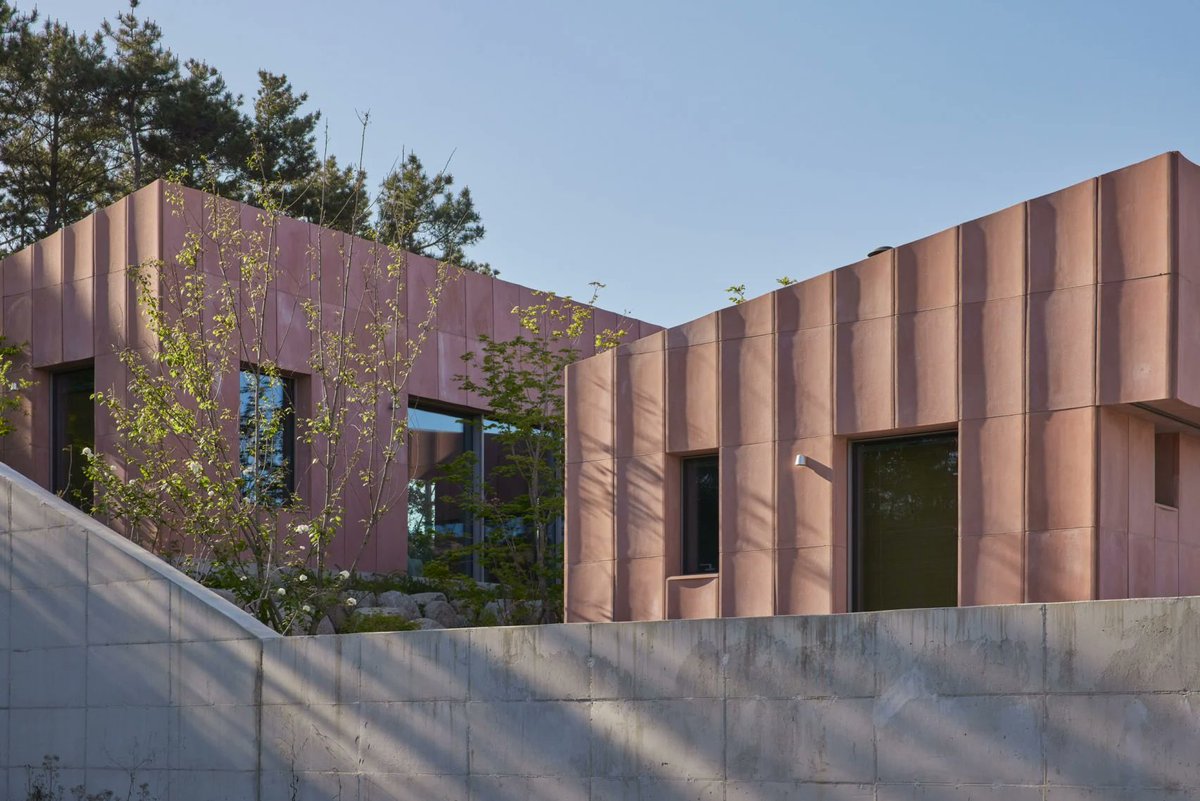 🩷🩷🩷 Love this pink clifftop house by <a href="/studioweave/">Studio Weave</a> in South Korean – dezeen.com/2023/07/21/stu… (via <a href="/dezeen/">Dezeen</a>)
