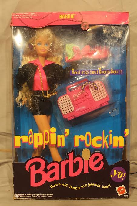 Si me buscara un oufit de barbie para ver la película, elegiría este de una de mis favoritas: “barbie rapera” me gustaba que traía su grabadora con fondo de rap. 😅 estaba muy cool.