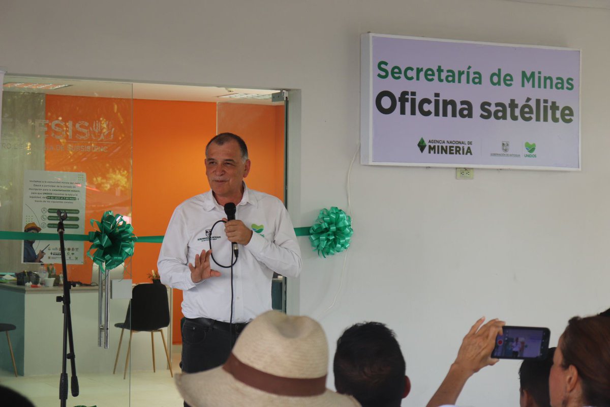 minas_antioquia's tweet photo. #AEstaHora nos encontramos en la inauguración de la oficina satélite de la Secretaría de Minas de Antioquia, en Caucasia, un proyecto en beneficio de la comunidad minera del Bajo Cauca, que ofrece un acompañamiento continuo para mejorar y adelantar procesos mineros.👷🏼⛰️ https://t.co/M8n8tmI7FV