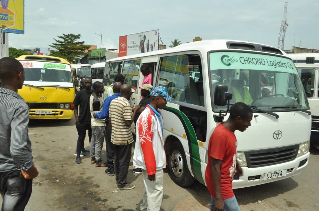 Ikiriho's tweet photo. 📈🚌#Burundi Hausse du ticket de transport en commun dans la foulée de la nouvelle structure du prix de carburant.

En @MairieBuja, le ticket passe de 550 Fbu à 600 Fbu et d'au moins 100 Fbu de plus dans les quartiers périphériques

Cliquez➡️ https://t.co/KbYSwPjUs6 https://t.co/LT0mGcAJLr