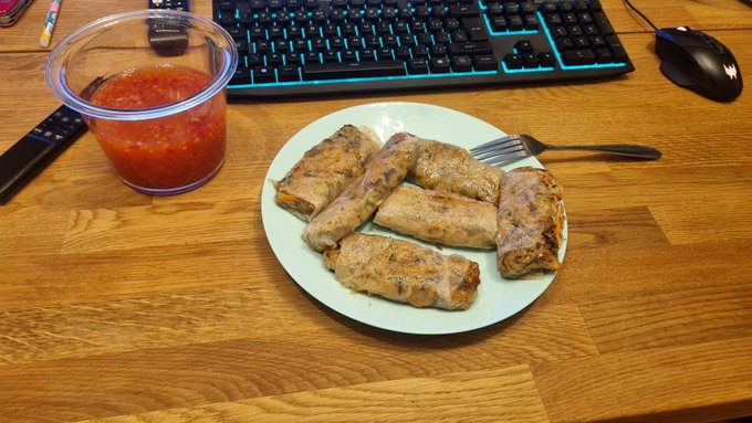 Jak na 4cm paznokcie to i tak ładnie zawinęłam te sajgonki xDDDD https://t.co/Q3YUTpctfA