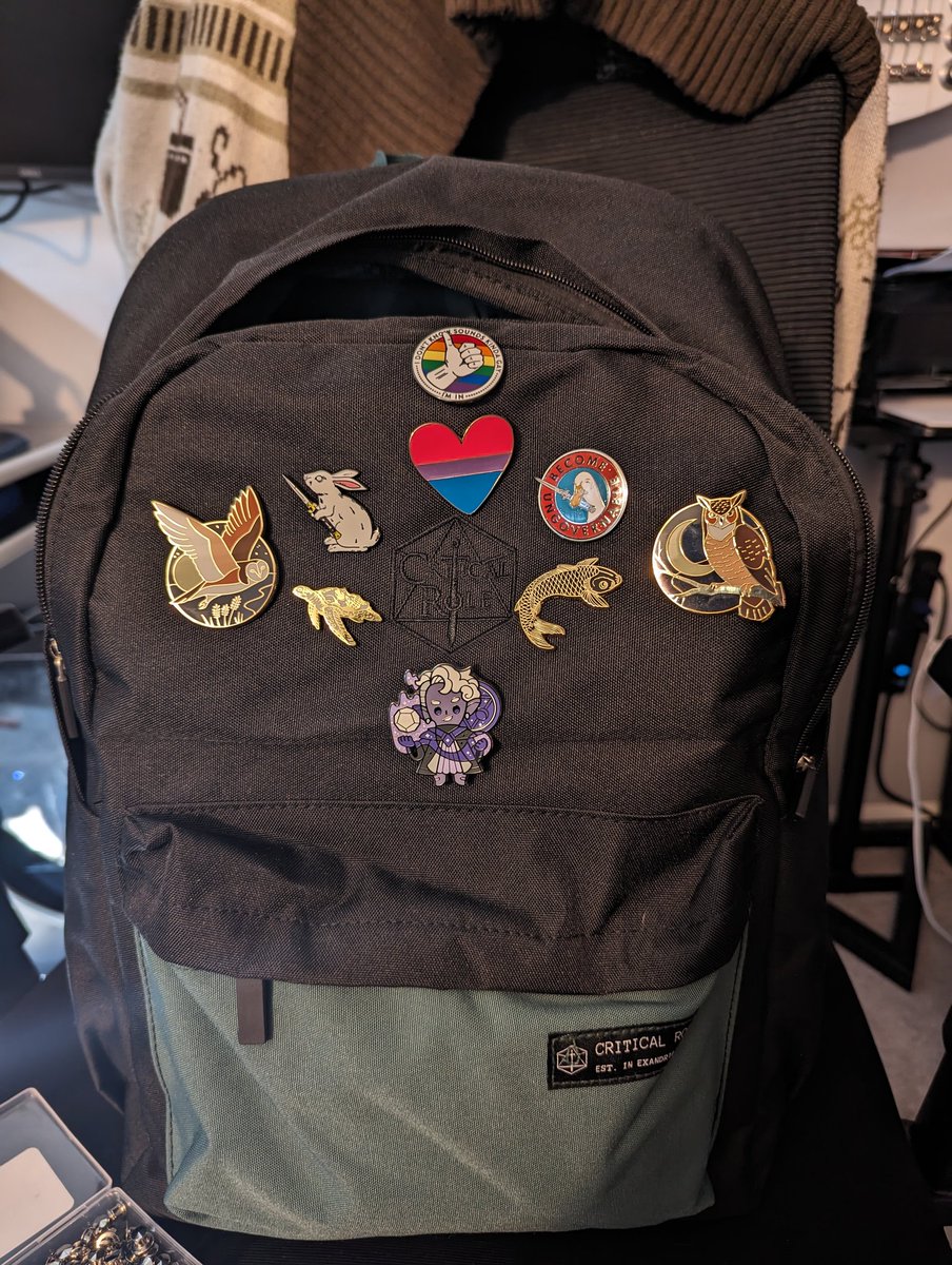 TaylorShadow22's tweet image. Absolutely adoring my new @CriticalRole backpack!!
Even added pins with references to my own character!
#Criticalrole #cr #essek #DnD #dungeonsanddragons
