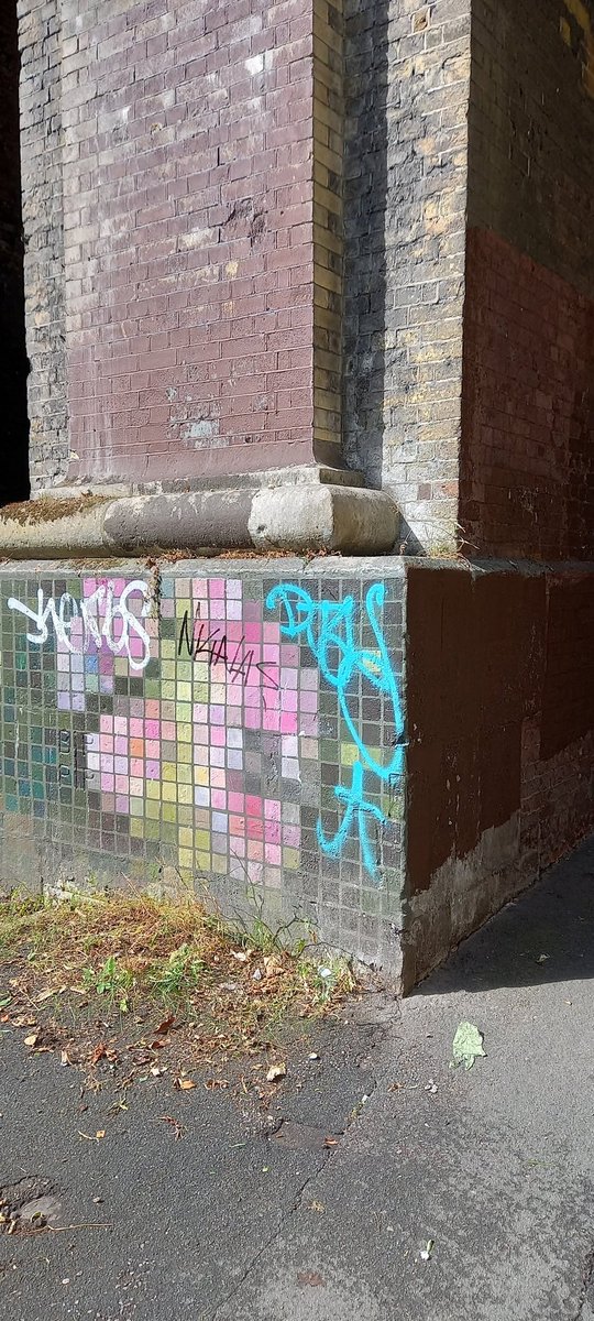 ty_goddard's tweet photo. Started #BigClean early with visit to #PigeonPoo bridge to prune back branches covering community mural.
Asked City Clean @BrightonHoveCC to pick up.
This is #Brighton #GrotSpot No.1 - years on. https://t.co/kS9pPZihYJ