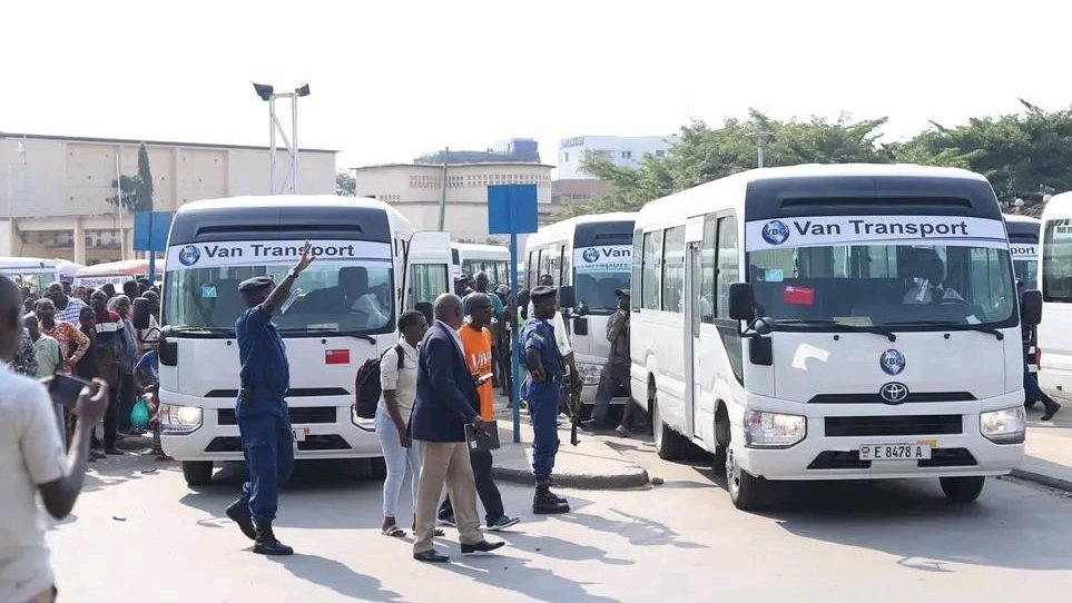 Ikiriho's tweet photo. 📈🚌#Burundi Hausse du ticket de transport en commun dans la foulée de la nouvelle structure du prix de carburant.

En @MairieBuja, le ticket passe de 550 Fbu à 600 Fbu et d'au moins 100 Fbu de plus dans les quartiers périphériques

Cliquez➡️ https://t.co/KbYSwPjUs6 https://t.co/LT0mGcAJLr