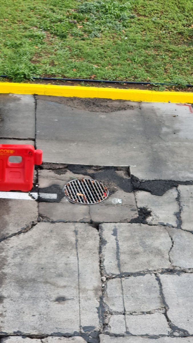 Felipeguerraty's tweet photo. @danielapenaloza @LC_Seguridad Muy bien, ojalá @LC_transito funcionará igual de bien que seguridad y arregle Kennedy lateral / esq las tranqueras... Esta intransitable. https://t.co/XZLYMS0Ngn
