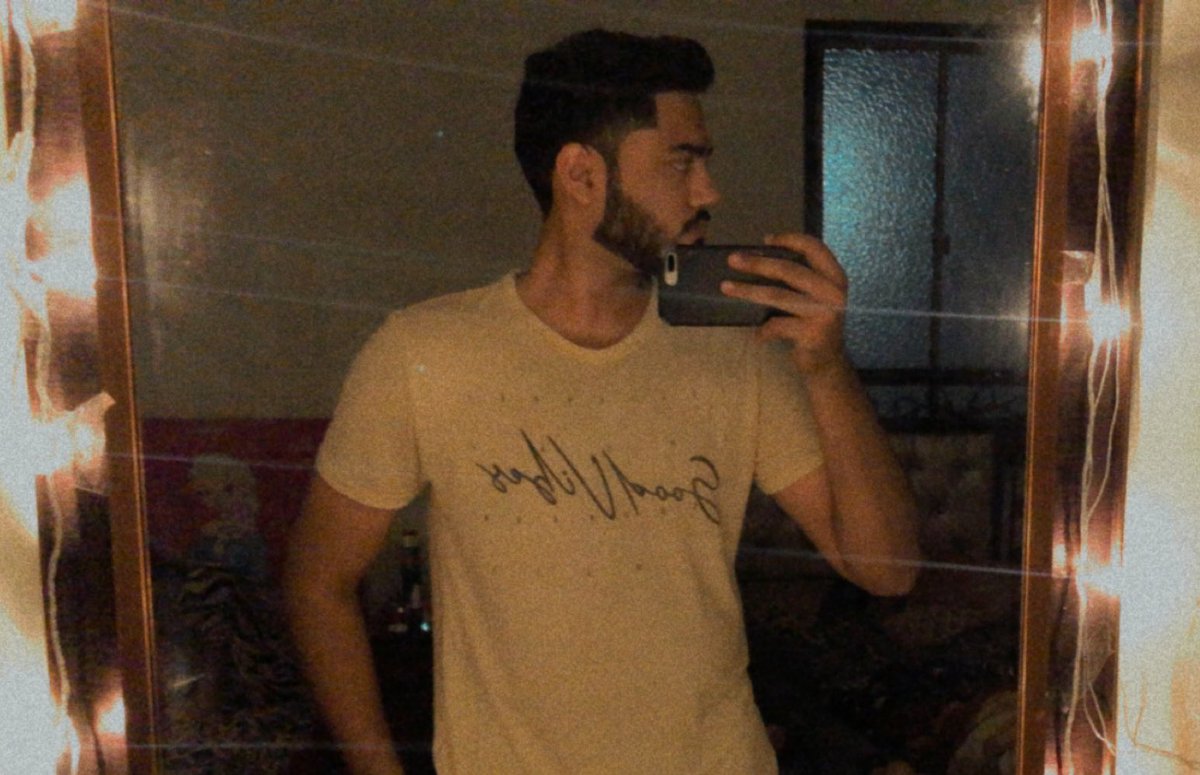 Max__Here's tweet photo. "Reflecting on the good times with a mirror selfie moment. 🪞✨ #SelfieReflections #SnapchatMemories" https://t.co/IAhqplz5Vb