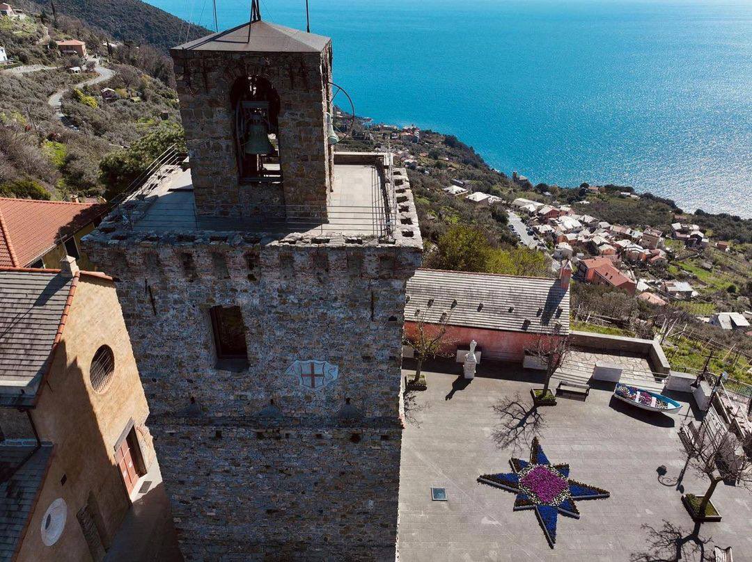 RegLiguria's tweet photo. Sono stati premiati questa sera i vincitori del contest social della Regione #BorghiInFiore” 🌸 dedicato agli allestimenti floreali della Liguria. Con oltre 3mila like avete portato al primo posto #Framura e #Pignone primo tra i borghi dell’entroterra
Complimenti a tutti 👏🏻 https://t.co/hi64fDurWT