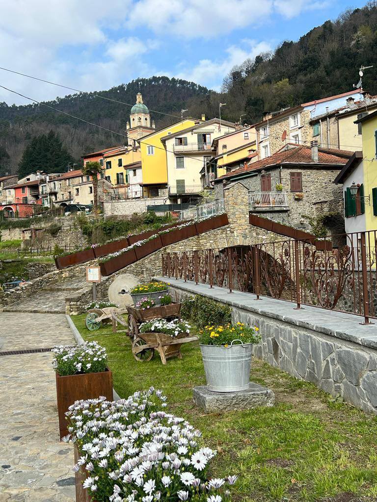 RegLiguria's tweet photo. Sono stati premiati questa sera i vincitori del contest social della Regione #BorghiInFiore” 🌸 dedicato agli allestimenti floreali della Liguria. Con oltre 3mila like avete portato al primo posto #Framura e #Pignone primo tra i borghi dell’entroterra
Complimenti a tutti 👏🏻 https://t.co/hi64fDurWT