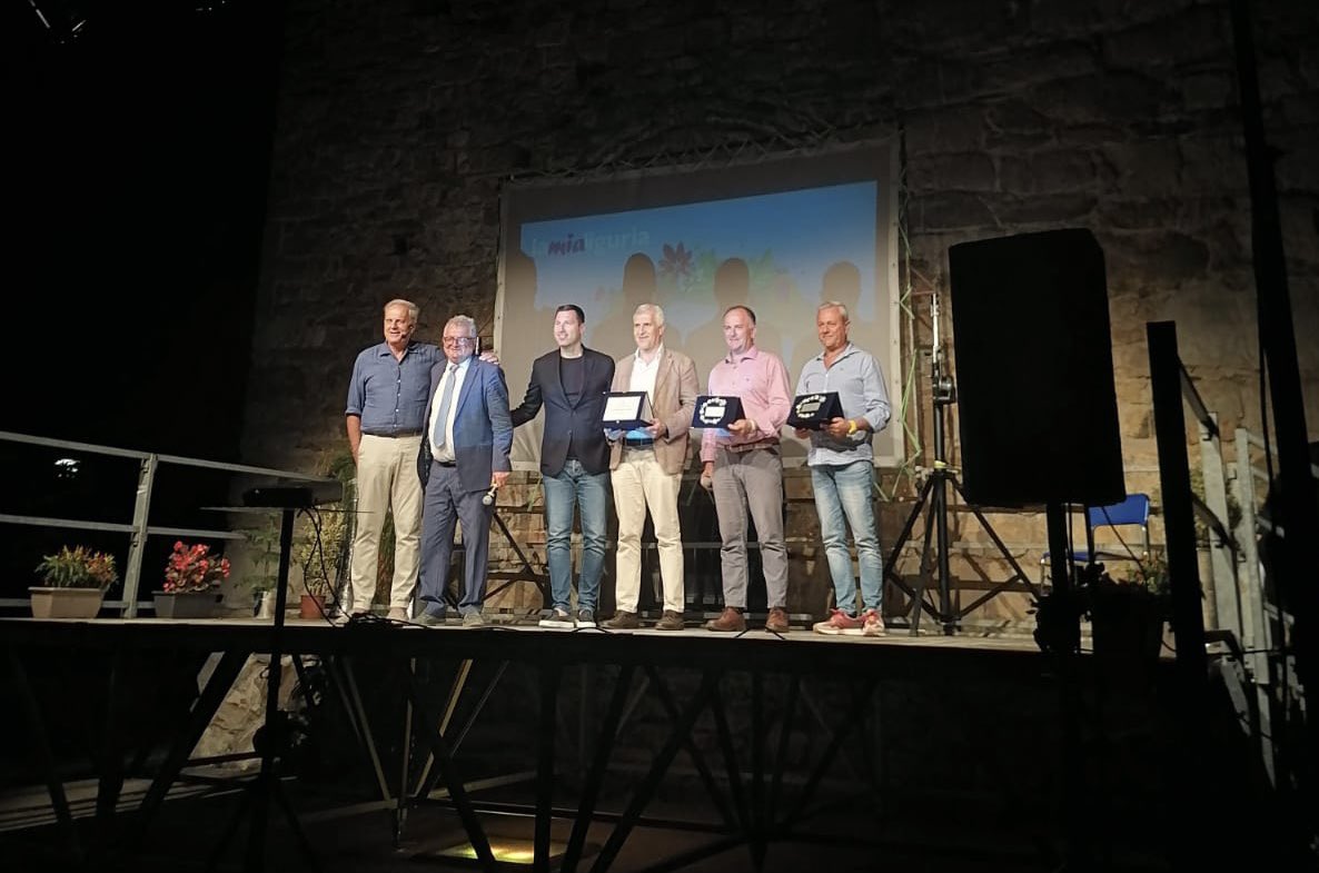 RegLiguria's tweet photo. Sono stati premiati questa sera i vincitori del contest social della Regione #BorghiInFiore” 🌸 dedicato agli allestimenti floreali della Liguria. Con oltre 3mila like avete portato al primo posto #Framura e #Pignone primo tra i borghi dell’entroterra
Complimenti a tutti 👏🏻 https://t.co/hi64fDurWT