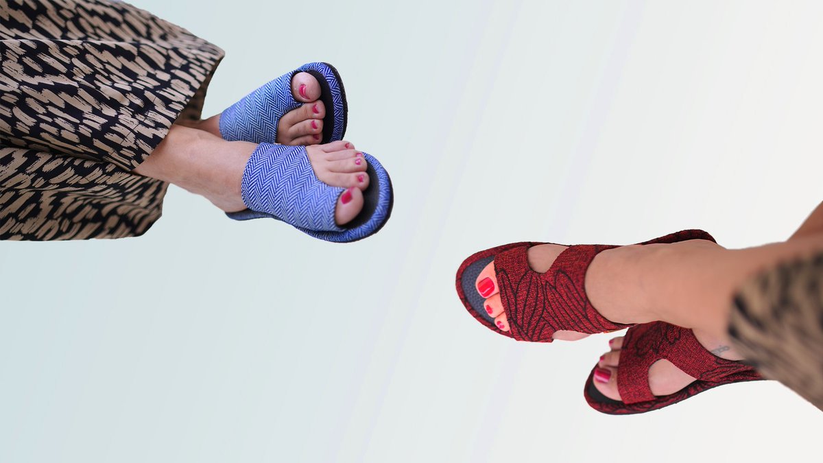 ZayonCollection's tweet photo. 🌹The red rose whispers of passion,
And the 🌼white rose breathes of love;
Oo' Zayon Dhalia is a phoenix 🔥,
And Zayon Lily is a dove🕊️. https://t.co/D5qNF4x8u8
#womenssandals #ComfortSandals #Handmadesandals #SummerStyle https://t.co/HUMtOv0wFC