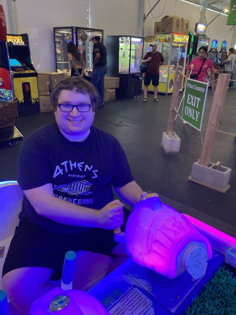 MichaelDaGaymer's tweet photo. I had a ton of fun down at the Arcade yesterday 🕹️💰💦🔫 #ArcadeTime #Arcade #Arcades #FunDay #Fun #AirHockey #Games https://t.co/kyKJpjO9Fa