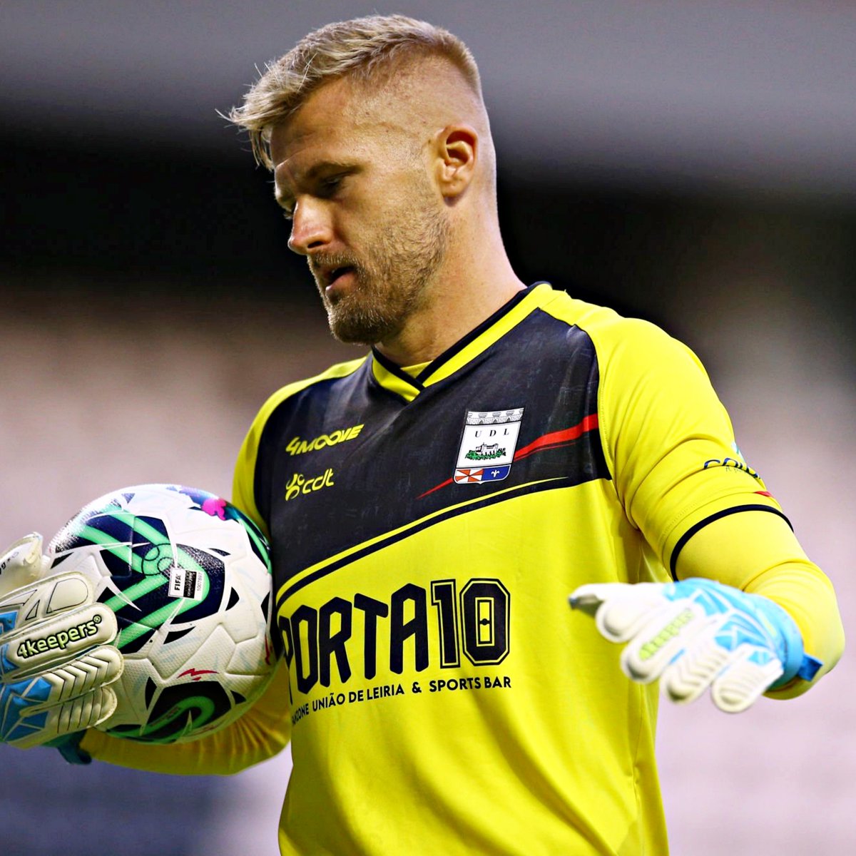 B24PT's tweet photo. No regresso ao futebol profissional, União de Leiria eliminou o Boavista para se apurar para a segunda fase da Taça da Liga.

Paweł Kieszek, aos 39 anos, foi herói ao defender dois penáltis no desempate 🧤 https://t.co/BR6kHX16Dh