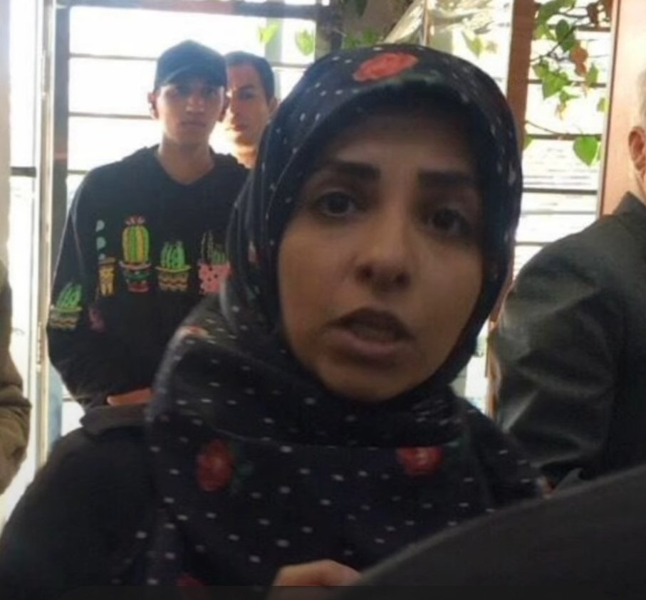 darushmemar's tweet photo. این فرد از خانمی که همراه همسرش بوده فیلم گرفته و به مسئول مرکز خدماتی گفته چرا به این افراد خدمات می دهی وقتی حجاب اجباری ندارند. او شغلش اذیت زنان در خیابان است #ريتوييت کنید تا شناسایی شود و مردم بتوانند با او صحبت کنند بلکه شغل دیگری برای خودش انتخاب کند.
#مهسا_امينی‌‌ https://t.co/3sG7E1K0Zt