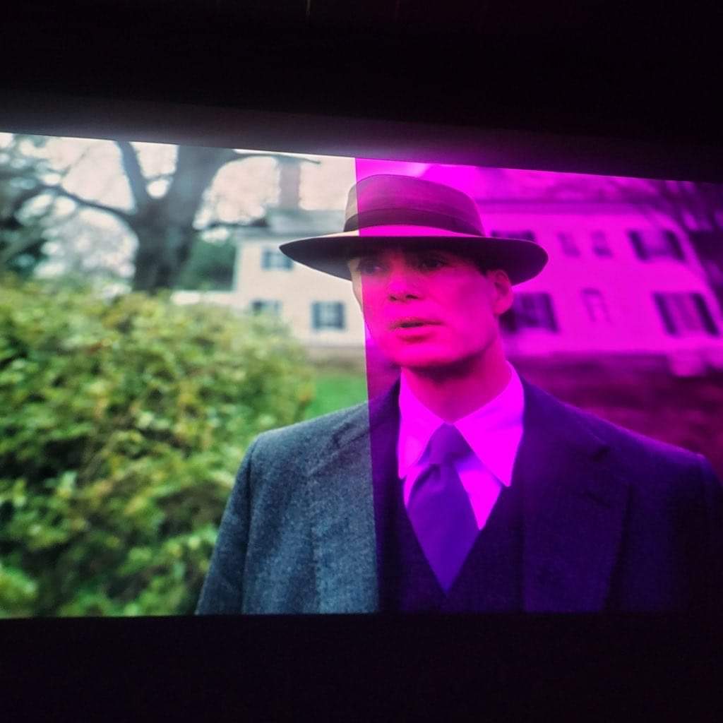 CondorPana's tweet photo. Gente, en una proyección de Oppenheimer en Estados Unidos el proyector no funcionó y la mitad de la pantalla se volvió rosa en los últimos 20 minutos de la película

Literal el Barbenheimmer se hizo canon https://t.co/h6WbtTGrwD