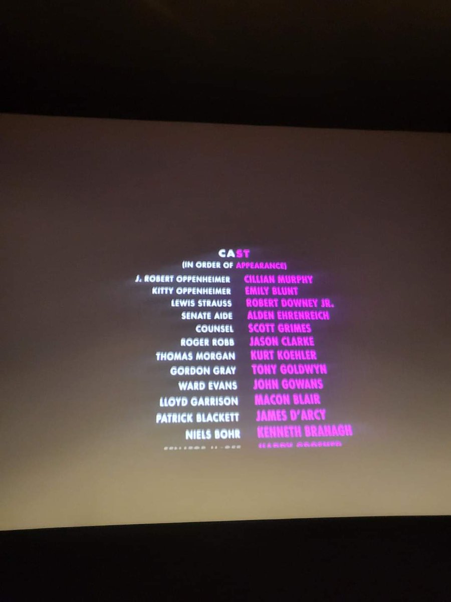 CondorPana's tweet photo. Gente, en una proyección de Oppenheimer en Estados Unidos el proyector no funcionó y la mitad de la pantalla se volvió rosa en los últimos 20 minutos de la película

Literal el Barbenheimmer se hizo canon https://t.co/h6WbtTGrwD