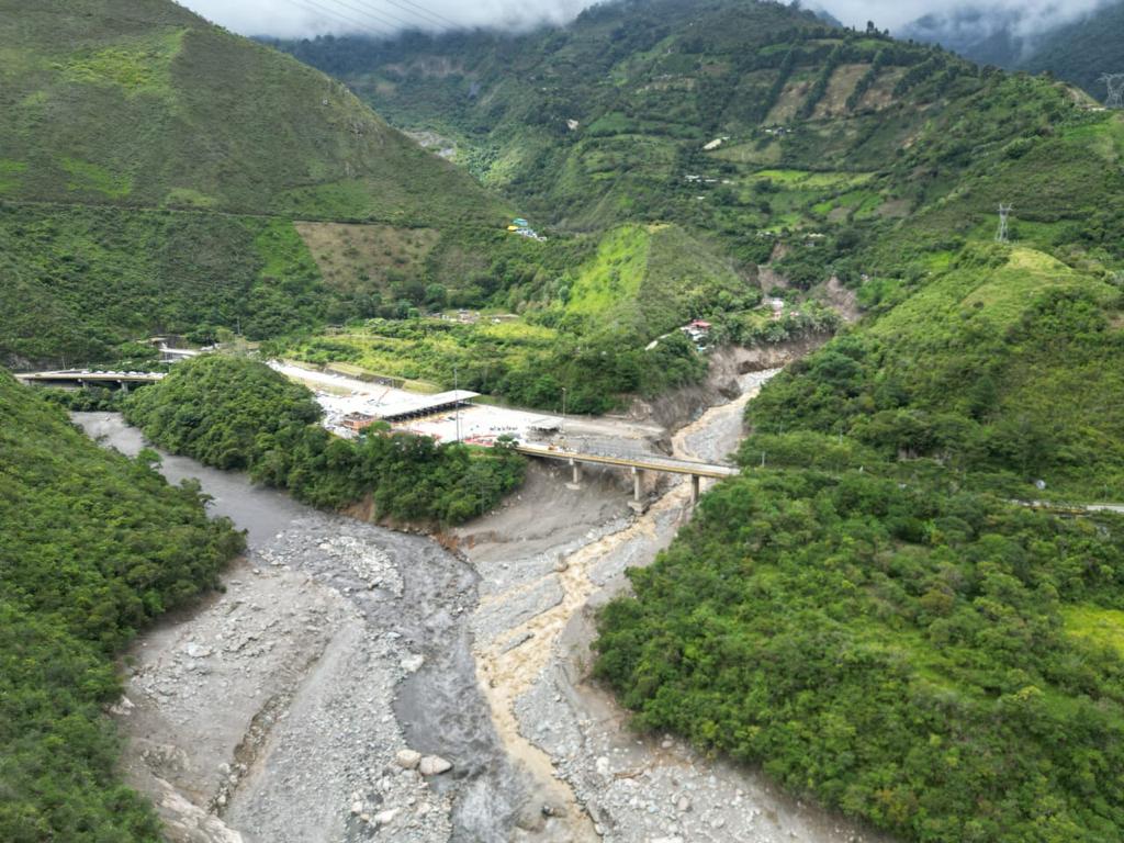 PeriodicodMeta's tweet photo. Avanzan los trabajos de instalación del puente metálico que permitiría el paso controlado en el km 50 de la vía al Llano, a la altura de la quebrada Naranjal en Quetame (Cundinamarca), tras la avenida torrencial que arrasó la carretera el martes en la madrugada. https://t.co/xTw3NtLKhN