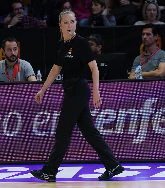 GIGANTESbasket's tweet photo. ¿Te suena la árbitra del @GrandPrix_TVE? 

👀🏀 ¡Asun Langa! https://t.co/HaVhdRhYtb