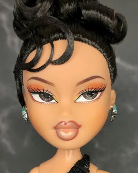 _Monsterlool_'s tweet photo. I feel like the fashion girlies are the only ones who understand the Kylie doll « the girls that get it, get it the girls that don’t don’t » make so much sense now ! 
I’m personally so excited for this collab ✨ https://t.co/9W6EmybhBQ