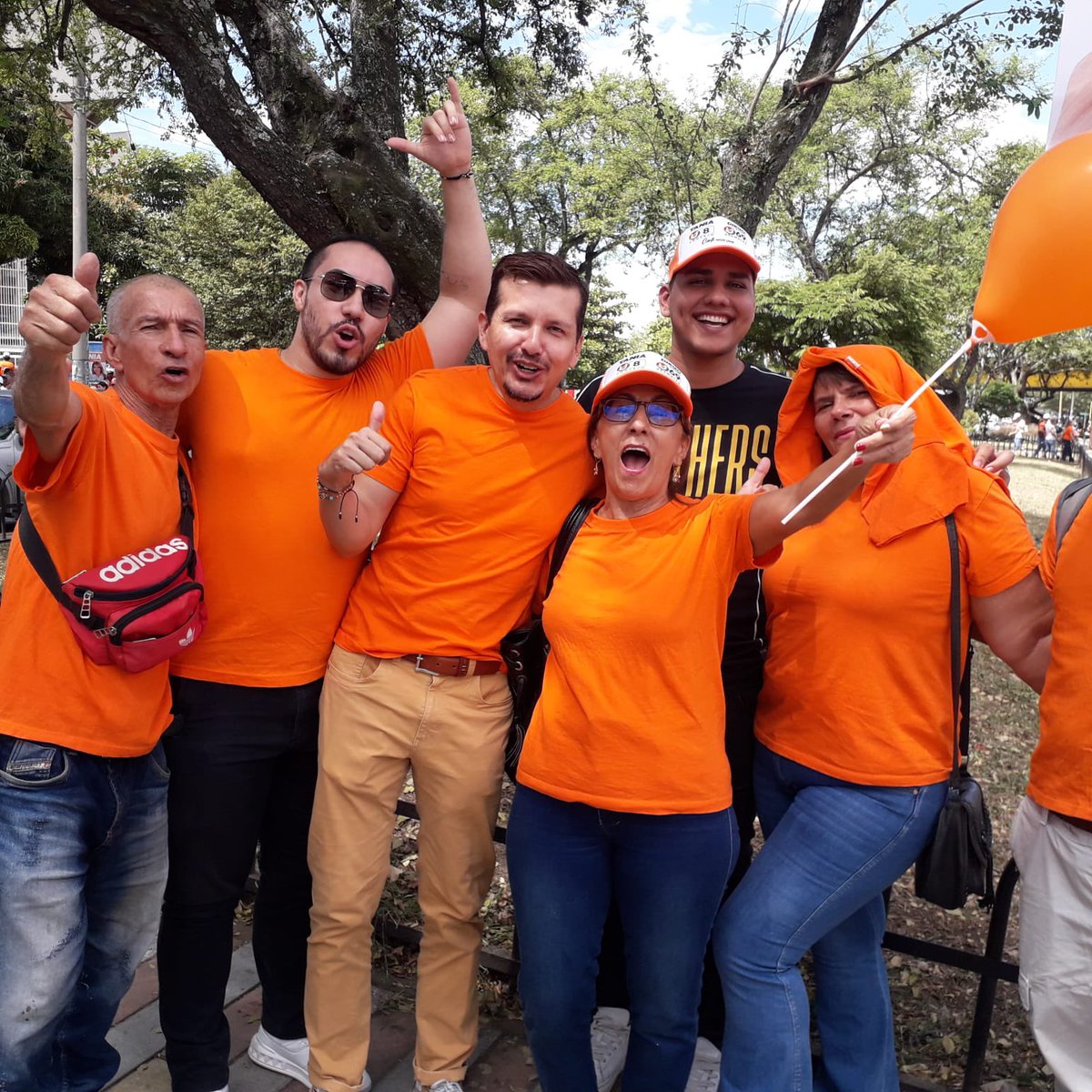 La18amigosdeLo1's tweet photo. Hoy más que nunca estuvimos unidos como la familia que somos @partidodelaucol agradecidos y felices de poder estar nuevamente acompañando y apoyando a nuestra querida @ConcejalTania #U8 y todas nuestras líderes @normahurtados @DilianFrancisca ¡Que orgullosos estamos #Comuna18! 👏🏼 https://t.co/C3jIaIXzTR