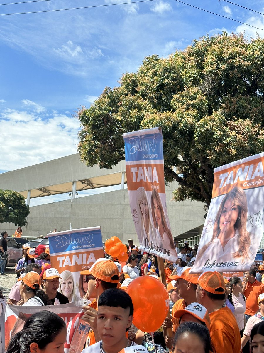 La18amigosdeLo1's tweet photo. Hoy más que nunca estuvimos unidos como la familia que somos @partidodelaucol agradecidos y felices de poder estar nuevamente acompañando y apoyando a nuestra querida @ConcejalTania #U8 y todas nuestras líderes @normahurtados @DilianFrancisca ¡Que orgullosos estamos #Comuna18! 👏🏼 https://t.co/C3jIaIXzTR