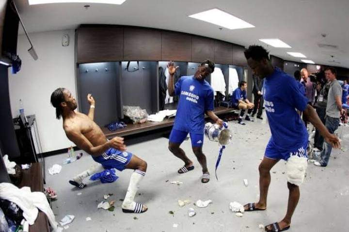 SugarPrince2022's tweet image. Didier Drogba, Michael Essien and Mikel Obi in the dressing room.
#firstpicchallenge ⚽🥅 🏆