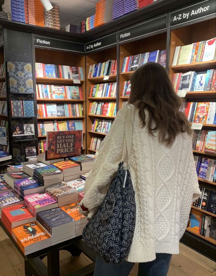 hauteblood's tweet photo. book shopping is my fave hobby https://t.co/2R67FZB3t9