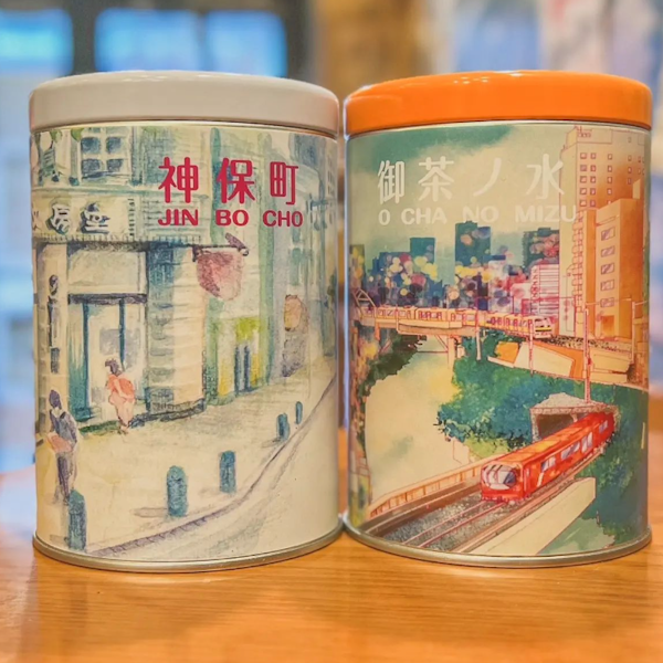 MamekoboShop's tweet photo. おはようございます、豆香房神保町店です。
7月25日の日替わりコーヒーは、
朝→東ティモール・コカマウ、
昼→モカブレンド、
午後→ペルー・モンターニャ・ベロニカです。
オリジナル珈琲豆保存缶販売中です。
デザインは神保町の文房堂様（@bumpodo）に描いていただきました。 https://t.co/s3eb5xAhxK