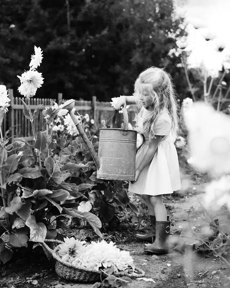 Hoy ella me quiso acompañar a hacer las cosas de la granja y también me quiso ayudar a regar.