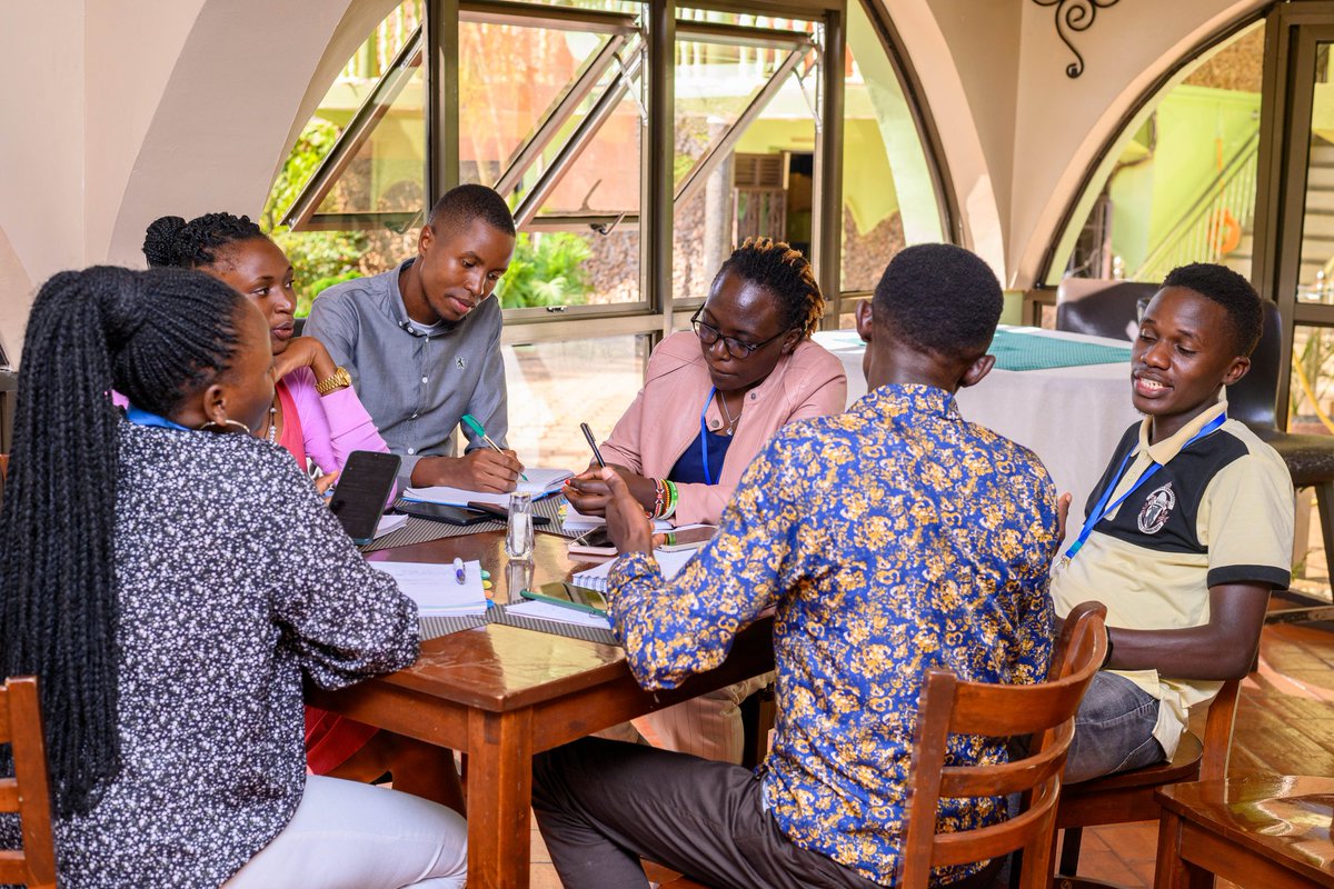 unifogUg's tweet image. We hosted the #LAP2023 fellows for the 2nd interface. Was great as fellows discussed ways of achieving meaning full institutional reforms in Uganda. Their roles as leaders and citizens. @KasUganda @BruceKabaasa @KirandaAyub