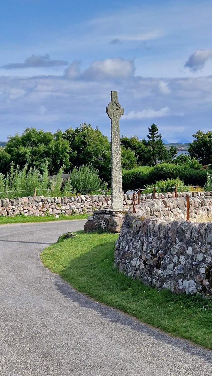 EileanIdhe's tweet photo. Today on Iona ❤️ #happyplace #islandlife #argyll #thinplace #ionaabbey #celticcross #calmacferry #ionaseafood #scottishisland https://t.co/g7YjG4abzX
