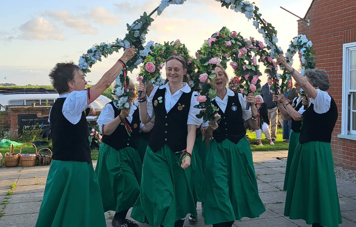 Fiddlestickclog's tweet photo. A beautiful evening by the river at @FerryStokesby
#fiddlesticksclog #stokesby #NorfolkDancers https://t.co/cmN2IqTdMm