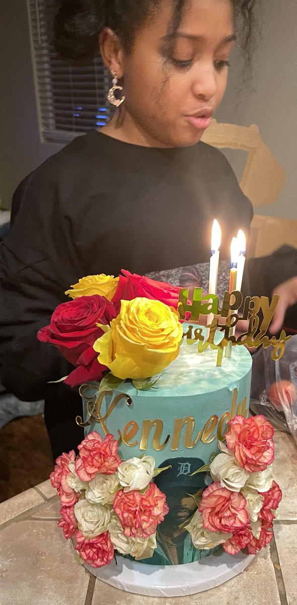 My baby is the biggest @BigSean fan I know. For her 11th bday she wanted 3 things: a Big Sean cake, a Big Sean Shirt (in honor of her favorite album Detroit 2 🌹) and a Big Sean Sweater. Happy birthday Kennedy 🌹🥳😘🎂 #LuckyMe #BigSean #Detroit2