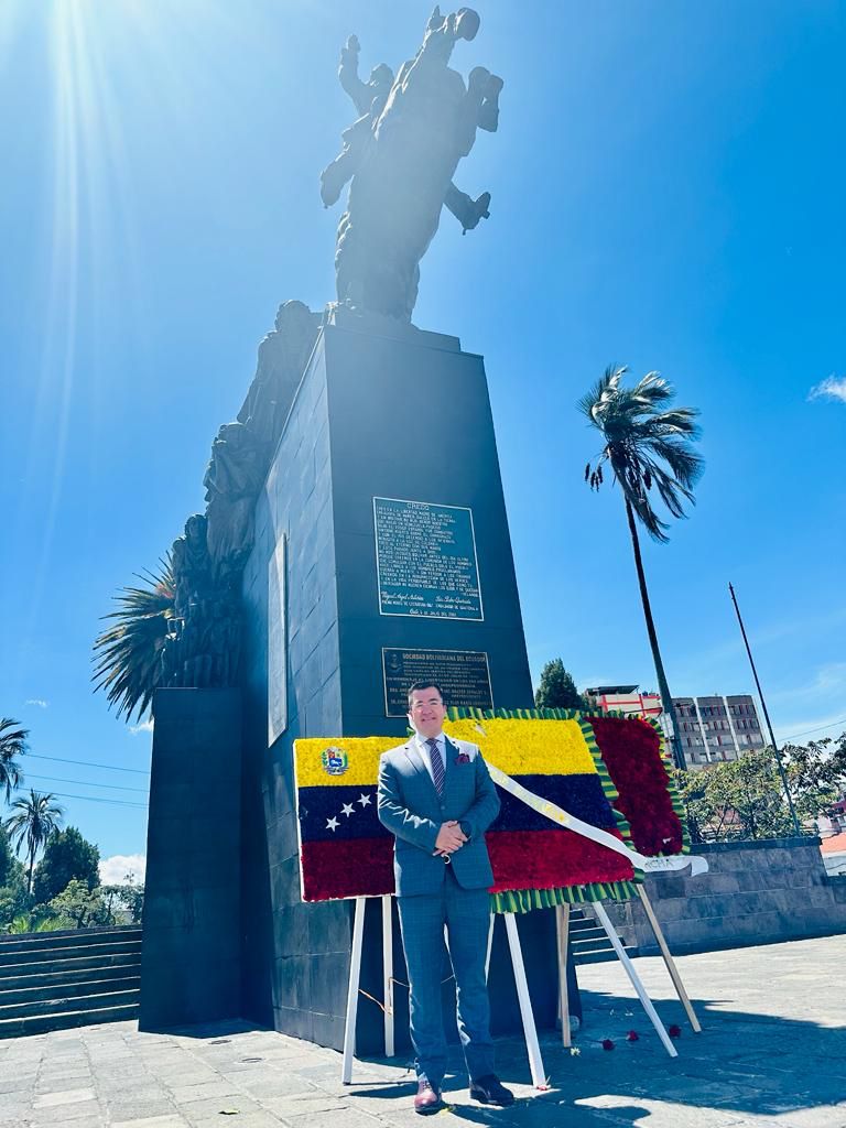 Sant_VallejoVas's tweet photo. ...la libertad, la moral pública y la organización de las nuevas naciones.

Hoy, en el 240 aniversario del nacimiento de Simón Bolívar, recordemos al Libertador de América, cuya visión unificadora inspiró generaciones.🌎🤝

Descubramos la grandeza de quien forjó sueños... https://t.co/LLOm2XMTrA