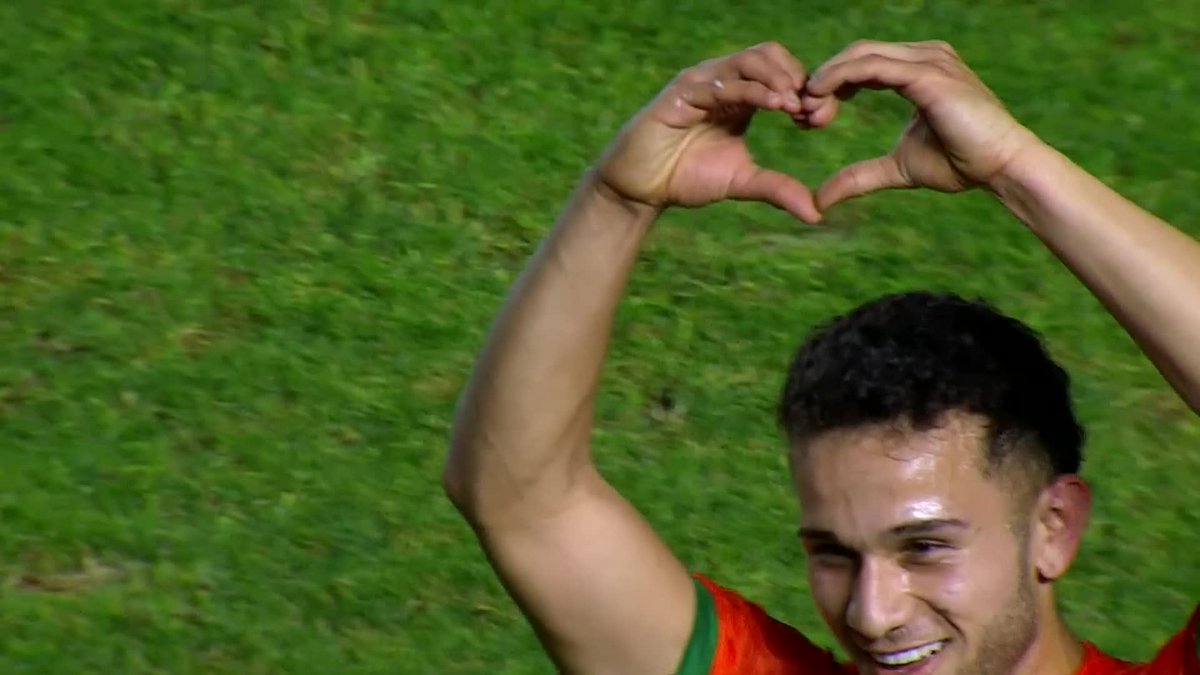 GOLEADOR AMOR: Bisanz convirtió el 1-0 de Banfield contra Godoy Cruz en la #LigaProfesional y así lo celebró.