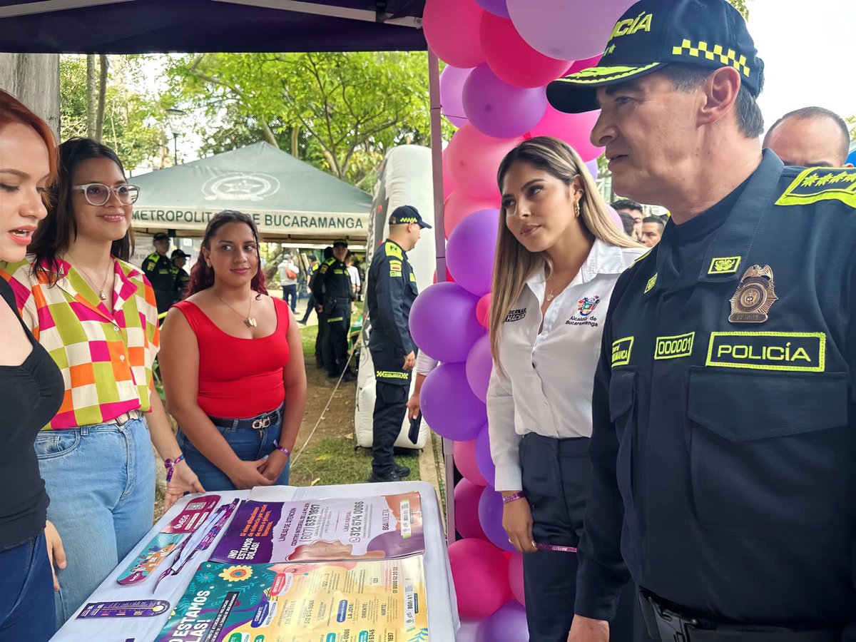 AlcaldiaBGA's tweet photo. En el lanzamiento de la estrategia #VecinosDelCAI, desde la oficina de Mujer y Equidad de Género, compartimos nuestra iniciativa #CAImos en la ruta.👮♀️💜
Esta nos permite contacto directo con la @policiabmanga para la atención de casos de violencias basadas en género.🙋♀️ https://t.co/x3S5CnZXY2