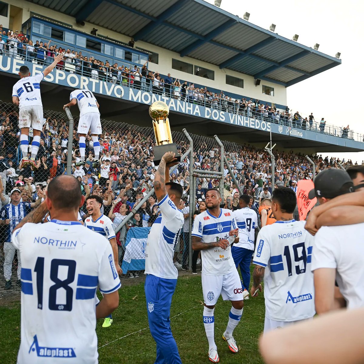 ClubeEsportivo's tweet photo. Há um ano atrás, o Esportivo se tornava Tetra Campeão do Gauchão A2! 🔵⚪🏆
#Esportive_se #Oclubedacapitaldovinho🍷 https://t.co/cAoAFtl49E