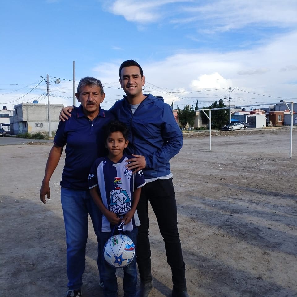 Andres_Chavez_P's tweet photo. Muy agradecido por la invitación del Profe. Fernando Sanchez al convivió de cierre de torneo que por cierto fueron campeones 🏆. 
 
El Profe Fer fue mi entrenador por muchos años y le guardo un gran cariño

 Hasta una tanda de penales nos aventamos. ⚽⚽⚽

#pACHuca https://t.co/17VaHTXHPN