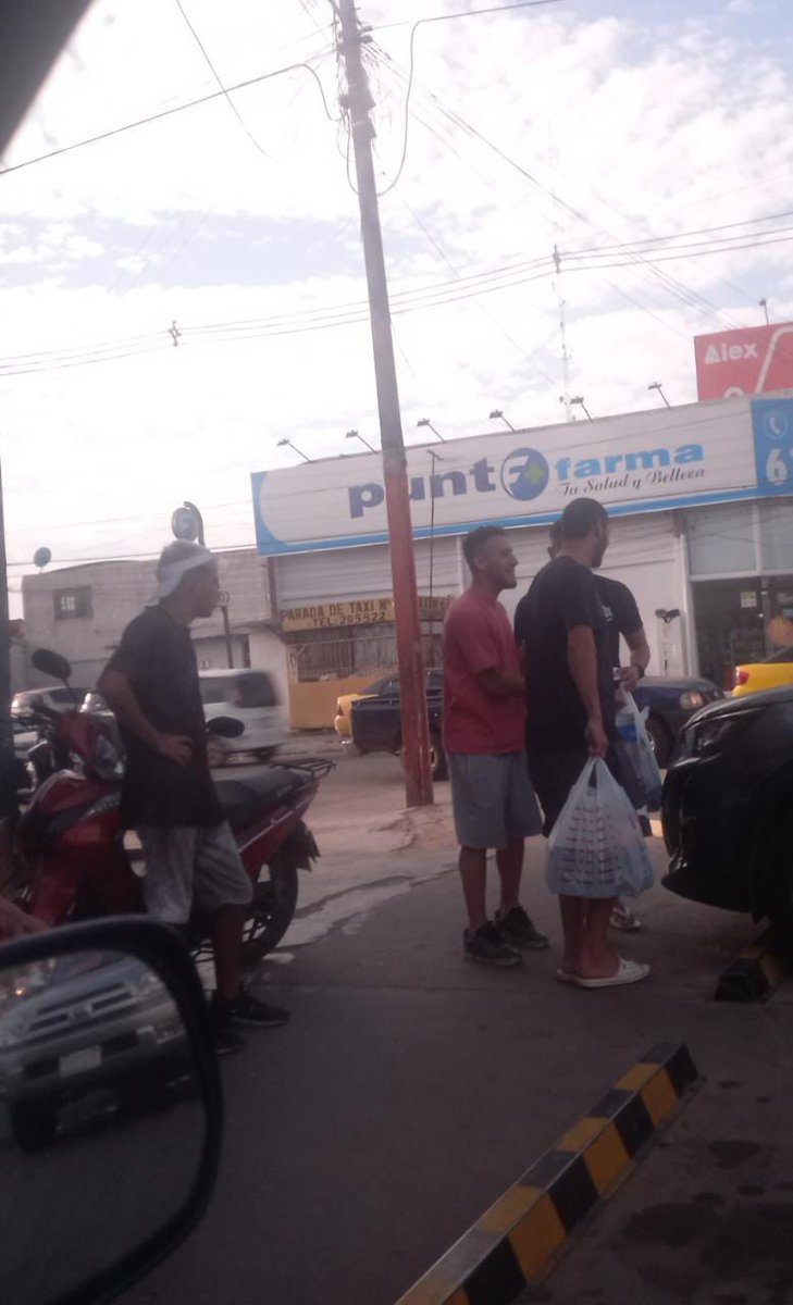 Fres1990's tweet photo. Biggie de Mariano Roque Alonzo martes a la tarde faltando 9 días para la libertadores JUGADORES  DE OLIMPIA ( en la foto Fernando Cardozo  y Zarate ) comprando full cervezas @elClubOlimpia  @OlimpiaMedia  @Miguel_CardonaH   @ChiquiArceDT   ESTO PÍO COMO PUEDE ESTAR PASANDO !!! https://t.co/5g9cc9PpSZ
