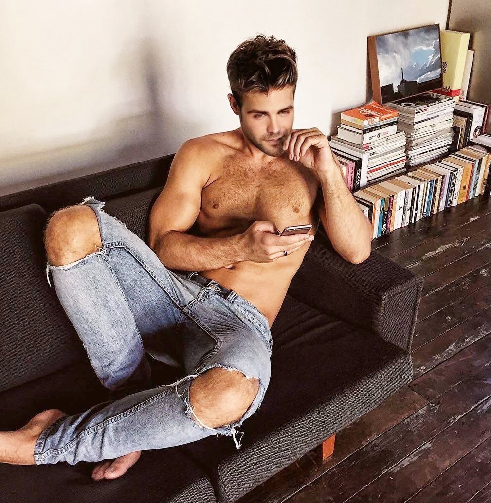 Gizmo_Tweets's tweet photo. Love a good read 🤪😜😜ai🧐🧐🧐 #gay #grindr https://t.co/z28xls78jK