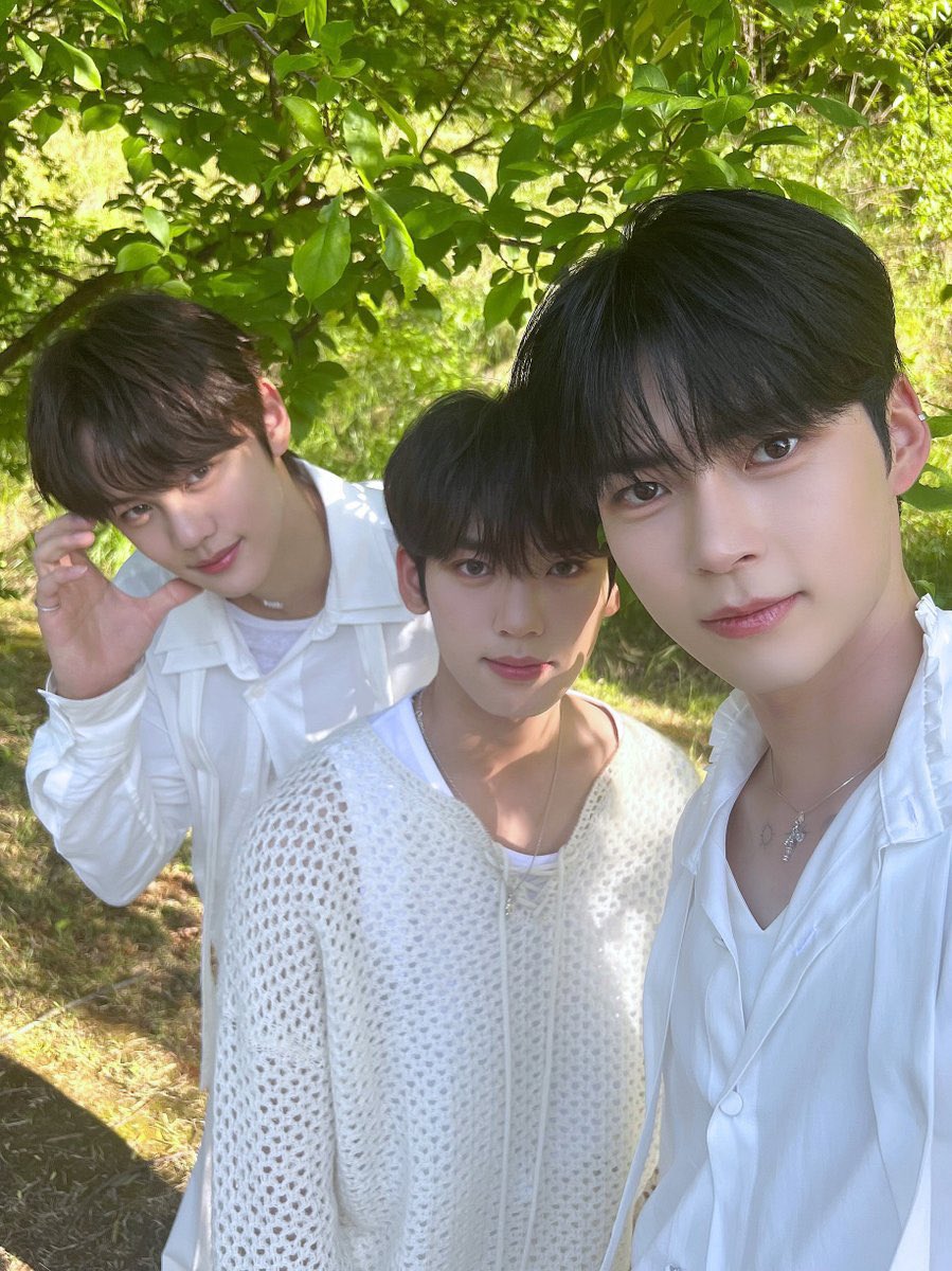 zbnin9's tweet photo. _📷
'Back to ZEROBASE' Film! #SUNGHANBIN #KIMGYUVIN #HANYUJIN 🌹

The 1st Mini Album
[𝐘𝐎𝐔𝐓𝐇 𝐈𝐍 𝐓𝐇𝐄 𝐒𝐇𝐀𝐃𝐄]

2023.07.10 18:00 (KST)

#ZEROBASEONE #ZB1
#제로베이스원 #YOUTHINTHESHADE #BacktoZEROBASE
#성한빈 #김규빈 #한유진 https://t.co/Grf90Di6Hv