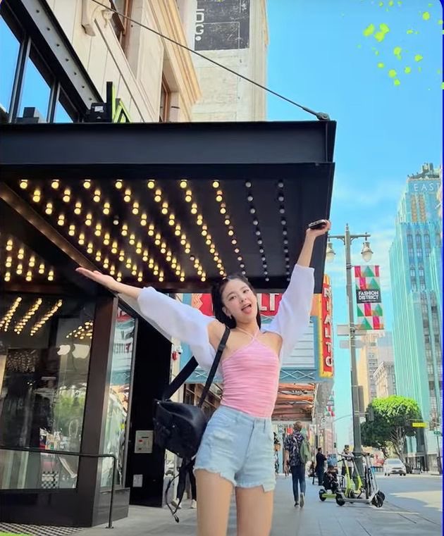 ⠀⠀⠀⠀ ⠀ ㅤ
                  #⃝VIOLET_CAM! ￼🧁
         starting the week off right with 
         some needed retail therapy ୨୧
ㅤ⠀⠀⠀⠀ ⠀⠀⠀⠀