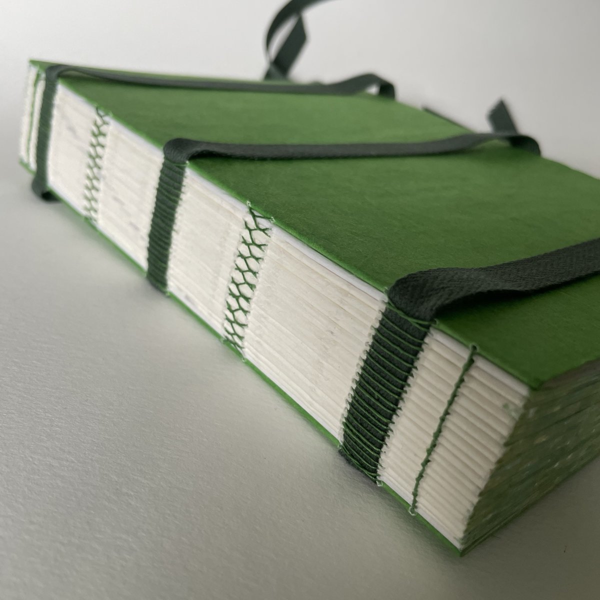 bailemorbooks's tweet photo. I'm on a proper spine appreciation kick lately. This one is from a commission I recently finished.
.
#madeoniona #bookbinding #scottishcraft #bookbindingprocess #handbookbinding #custombook #makingbooks #bookcommissions #scottishbookbinder #iona #isleofiona #isleofionascotland https://t.co/TD90FvurAs